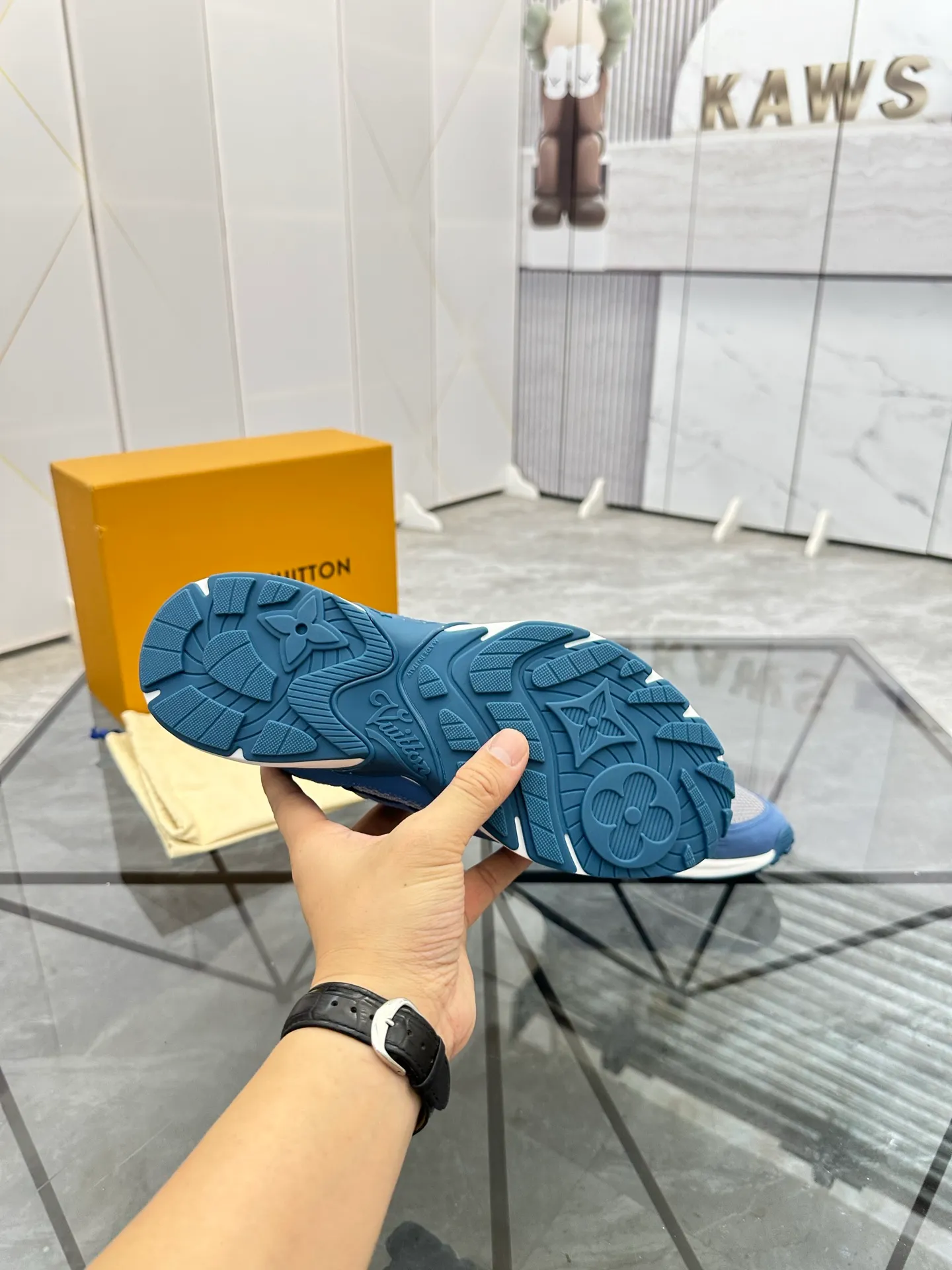 Men's shoes: 💰P660¥ Top quality Product trademark: LV* "Louis Vuitton*" low-top casual shoes Regular size: 35-44 (can be customized to 45.46) Couple style Product materials: Upper imported cowhide stitching original material, breathable lining, original outsole. Number: H218